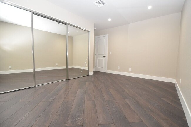 Building Photo - Stunning 2-Bedroom, 2-Bathroom Condo Located at The Lakes!