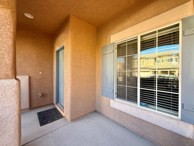 Building Photo - 2-Story Home  3 bedroom 2.5 bath in Gated ...