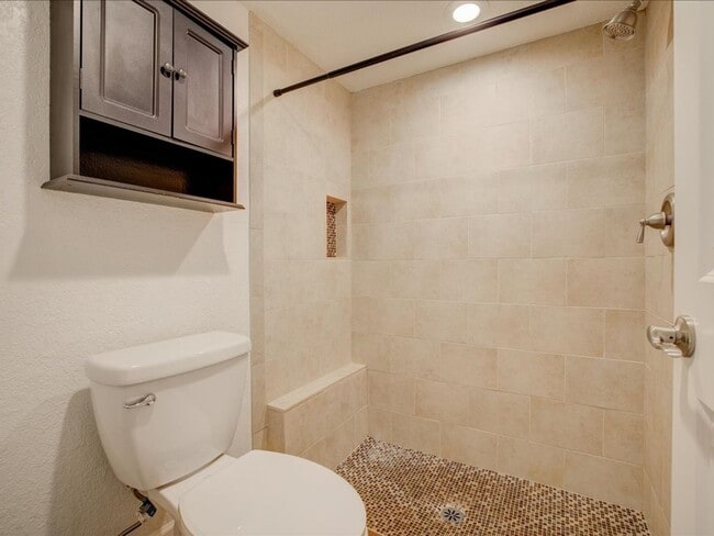 Building Photo - Highly desirable Summer Tree community featuring a 2bedroom 2bathroom ground-floor condo!