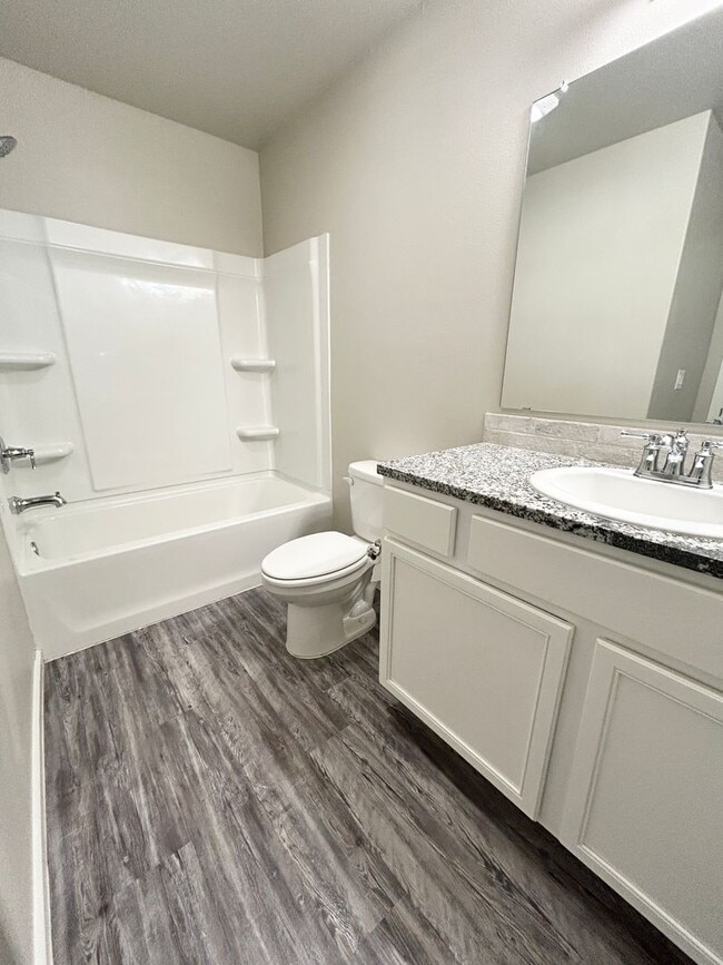 Building Photo - 3 bed 2 bath Duplex Available