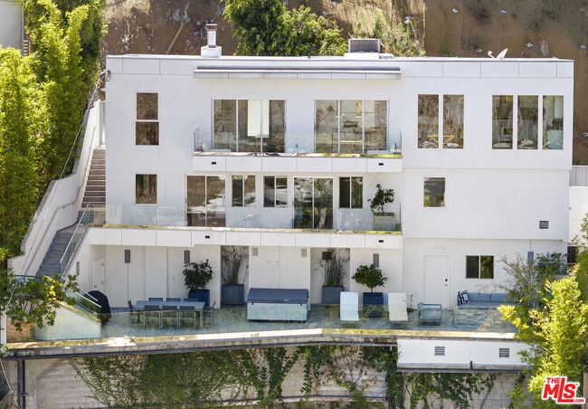 Building Photo - 8540 Hillside Ave