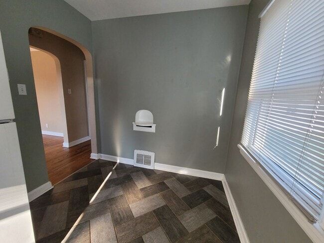 Building Photo - Great NE location 3 bedroom 1 bath, 1 stal...