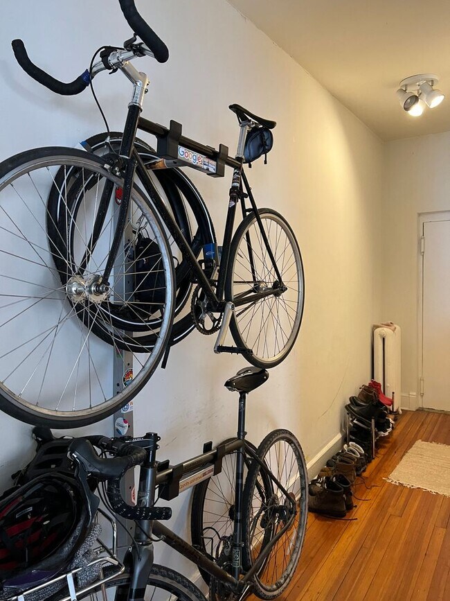 Building Photo - Centrally Located 1BR/1BA in Dupont Circle...