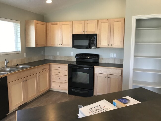 Building Photo - 739 N Pringlewood Pl