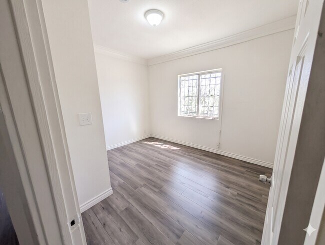 Building Photo - 5263 S Figueroa St