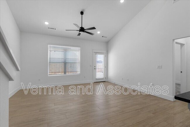 Building Photo - 717 Sun Meadow Dr