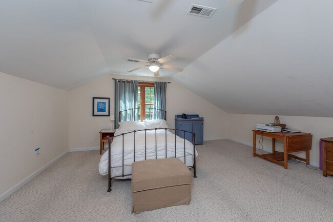 Building Photo - Spacious Colonial in Queens Lake