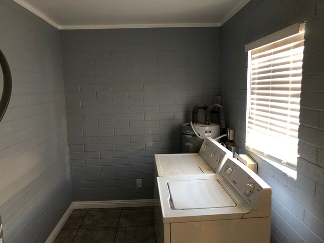 Building Photo - 447 E Merlayne Dr