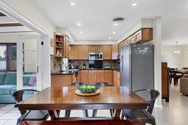 Building Photo - Charming 3 Bed/2 Bath + Den Home in Ringling Park – Minutes to Downtown Sarasota!