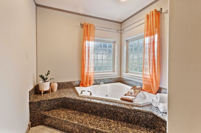 Building Photo - NW Grants Pass, Class, Style and Views!!!