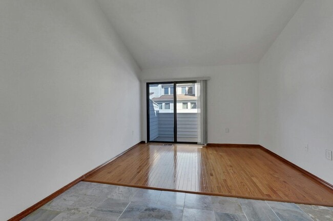 Building Photo - 806 Spinnaker Ct