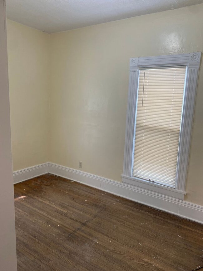 Building Photo - 2 Bedroom Bungalow Near Downtown