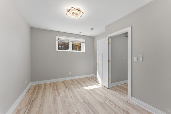 Building Photo - 7428 N Rogers Ave