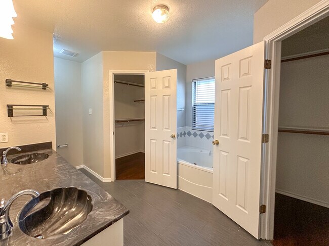 Building Photo - 2701 Littlepine Dr