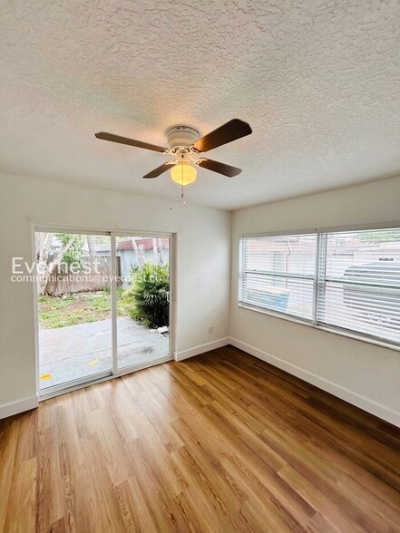 Building Photo - 2070 Loma Linda Way N