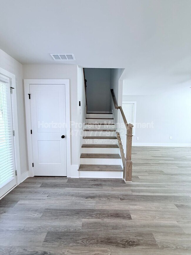 Building Photo - 2550 Valient Dr