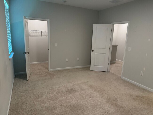 Building Photo - 1227 Commack Dr