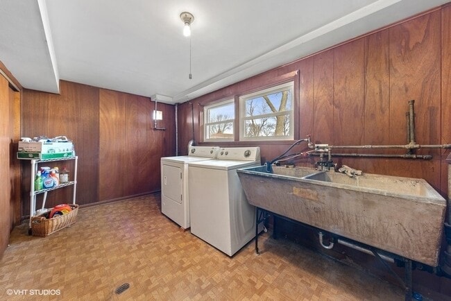 Building Photo - 493 Amherst Ave