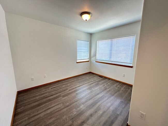 Building Photo - Spacious 4 Bed, 2.5 Bath Home!