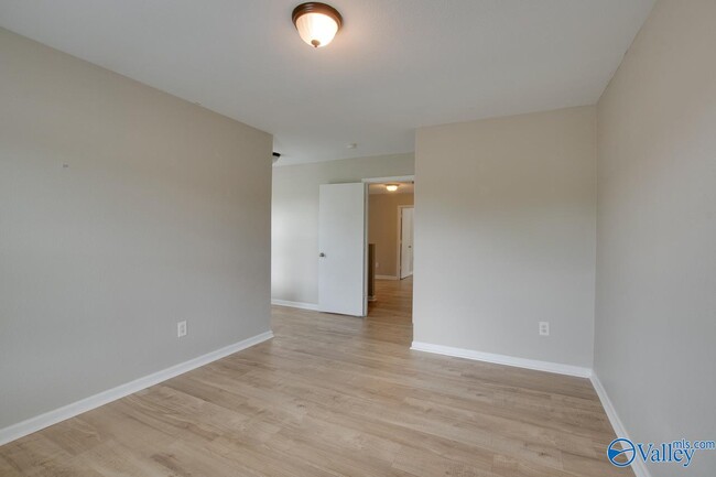 Building Photo - 102 Whitestone Dr NE