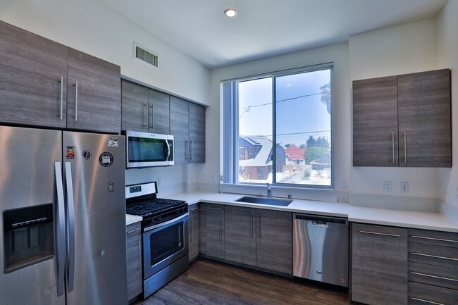 Building Photo - 1208 W 25th St