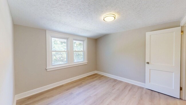 Building Photo - South Euclid Beauty - 3 bedroom Single Fam...