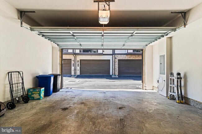 Building Photo - 113 Market Square NW