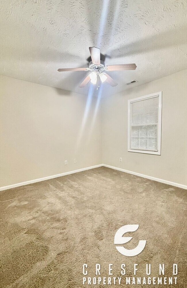 Building Photo - Comfort, Style, and Space - 15 MIN FROM FT...