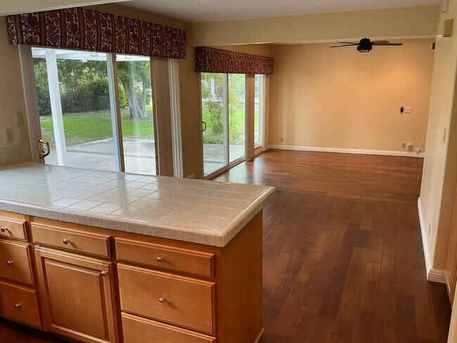 Building Photo - Charming 4 Bedroom 2 Bath 2 Story Home in ...