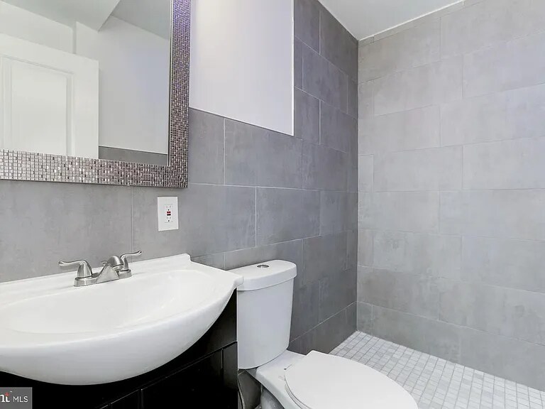 Building Photo - 811 Thayer Ave