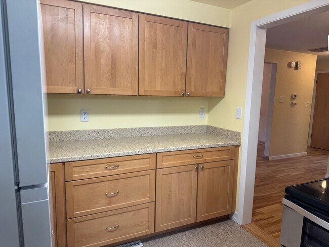 Building Photo - 4 bedroom 2 bathroom home in a great neighborhood!