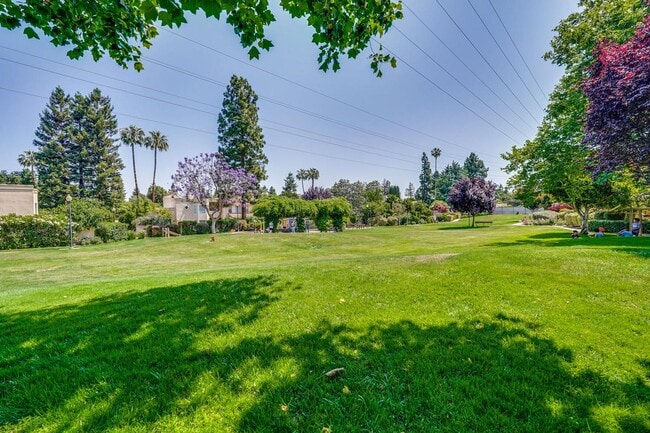 Building Photo - Beautiful and spacious 3 bedroom 2.5 bath ...