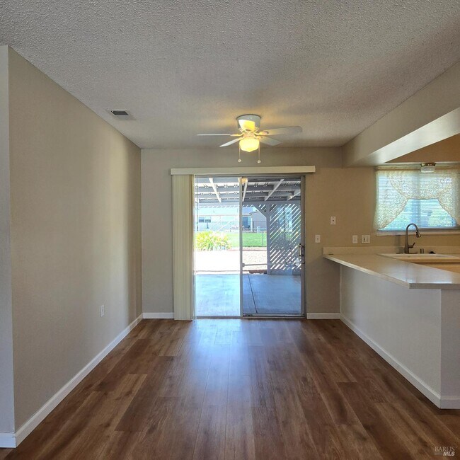 Building Photo - 102 Lassen Cir