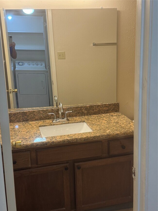 Building Photo - 17401 Red Oak Dr