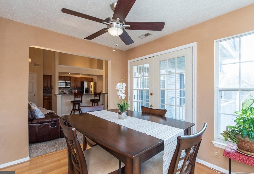 dining room - 1002 Markham Ct