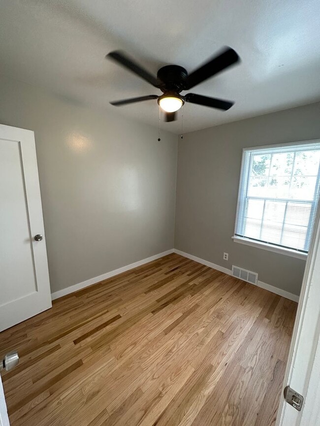 Building Photo - 2 BEDROOM, 1 BATHROOM APARTMENT