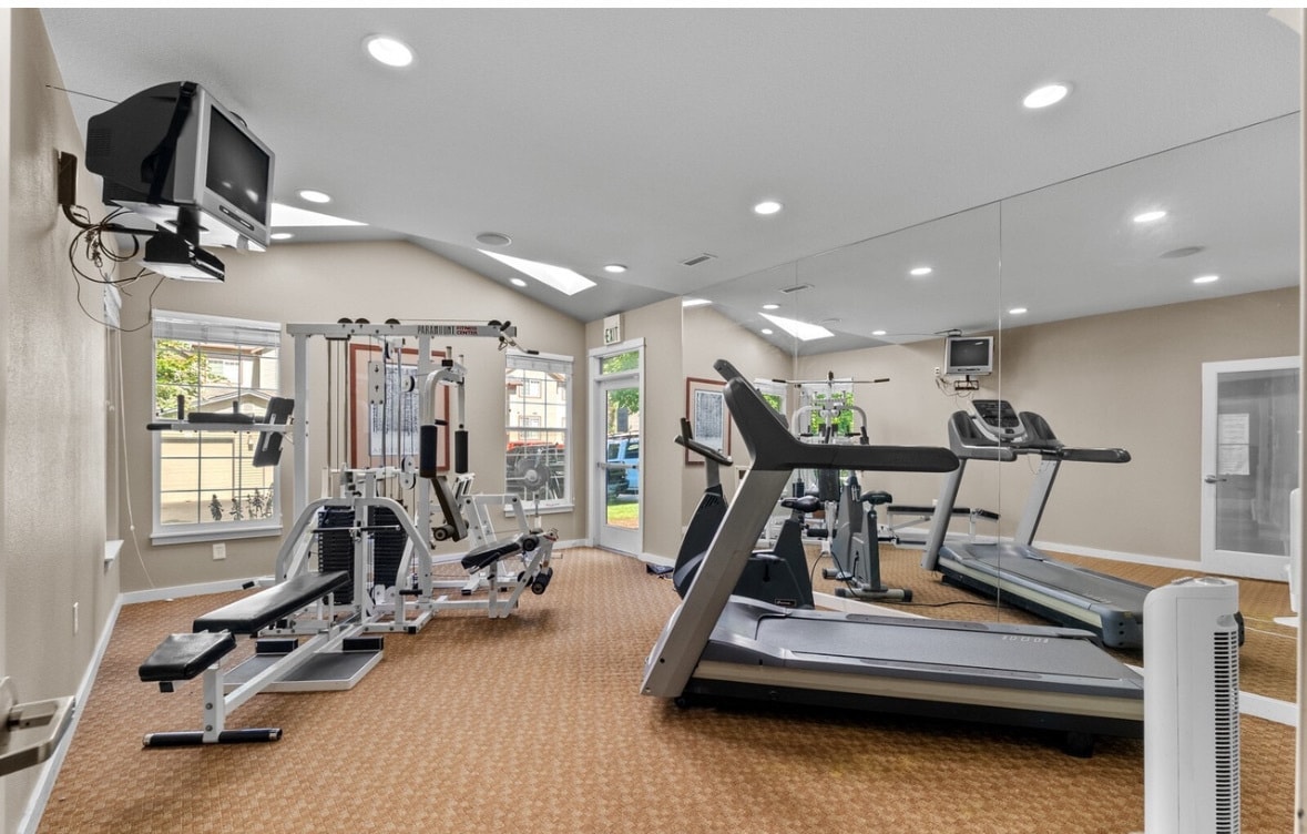 Fitness room - 25025 SE Klahanie Blvd