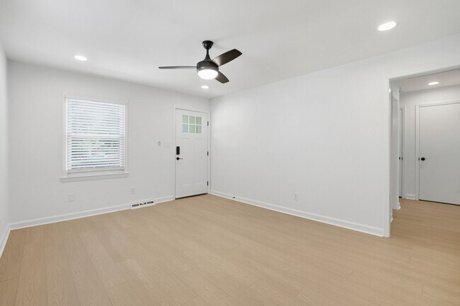 Building Photo - Beautifully Renovated 3-Bedroom with Fence...