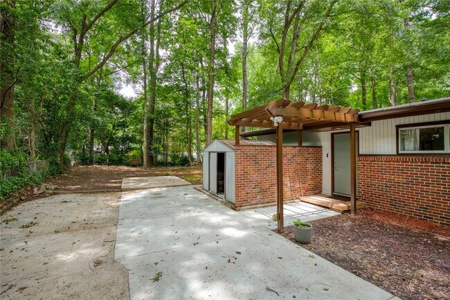 Building Photo - 2700 Brook Park Way