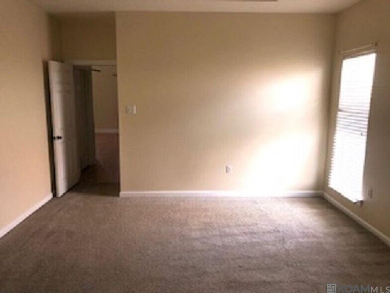 Building Photo - 38159 Willow Lake E Ave