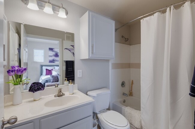 Building Photo - Luxury 2-Bed with Limited Time Specials!