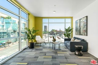 Building Photo - 325 N 1st St