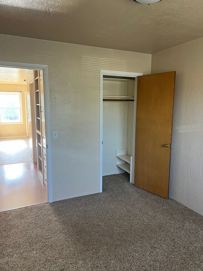 Building Photo - Medford 2 Bedroom, 1 bath Duplex with Fenced Yard