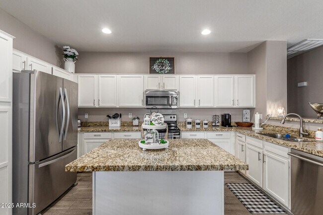 Building Photo - 12910 W Glenrosa Dr