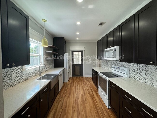 Building Photo - 1416 E Baars St