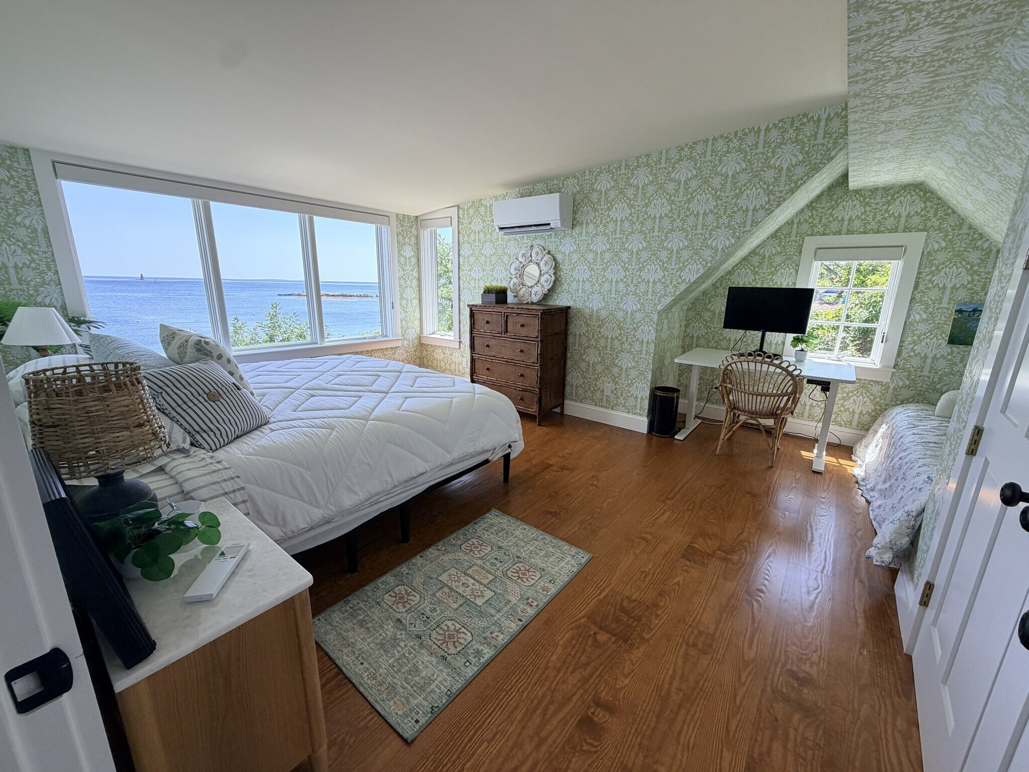 Tree House King/Office - 3rd Flr - 106 Beach Hill Rd