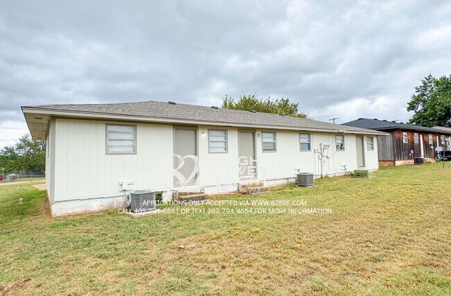 Building Photo - 2 Bed/1 Bath Triplex Home in Noble