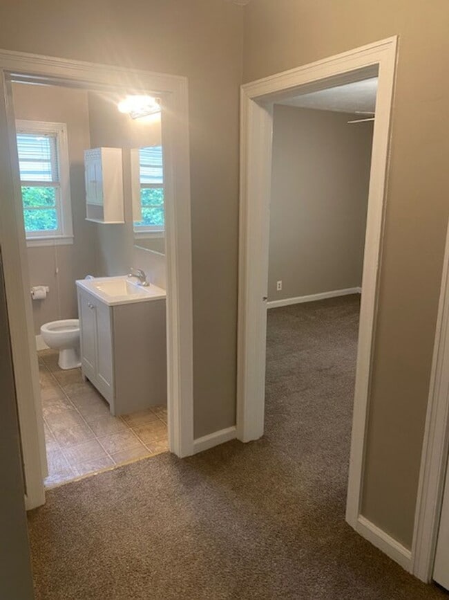 Building Photo - Quiet and Cozy Living in Columbus