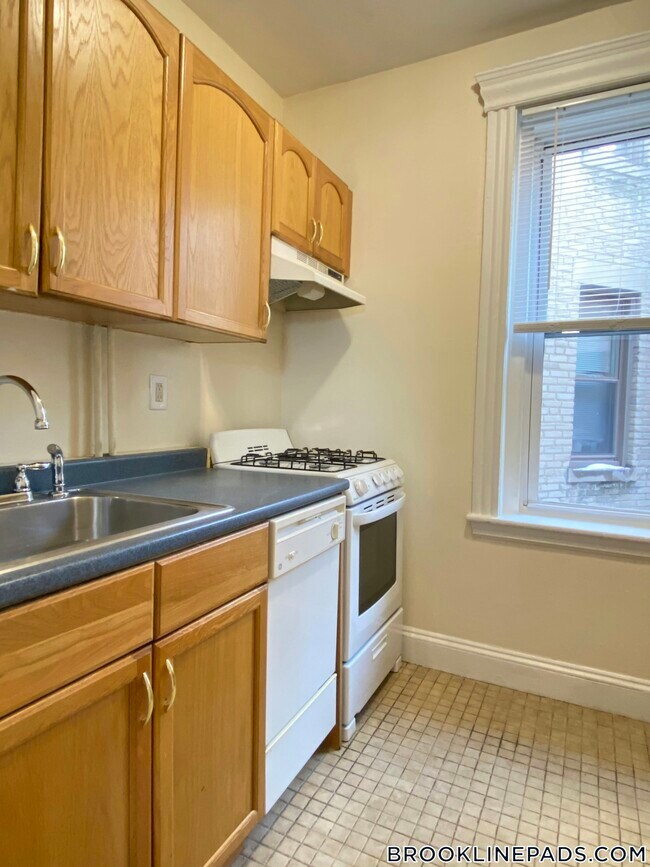 Building Photo - 352 Riverway