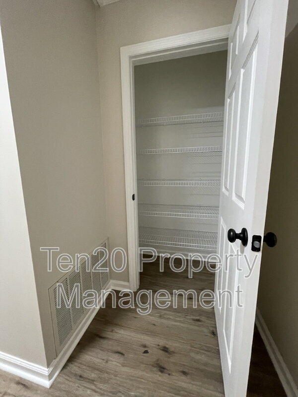 Building Photo - 2005 Landau Dr